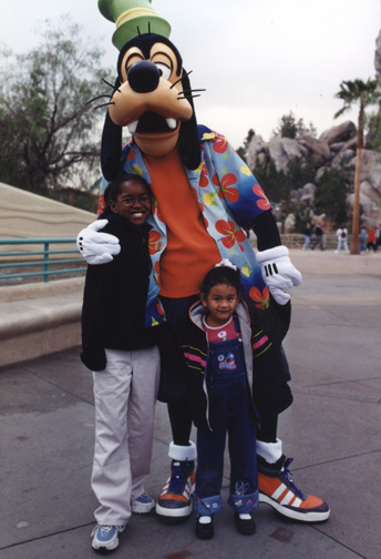 Mari and Shanise meet Goofy!