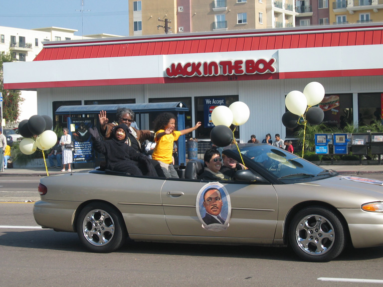 Mari waves to the crowd!