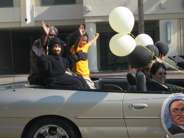 Mari waves to the crowd!