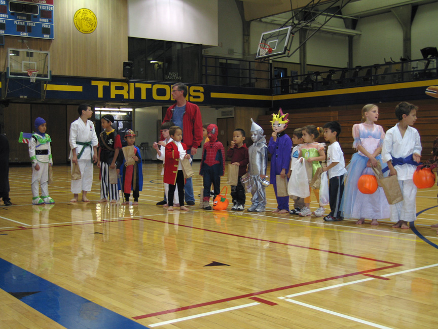 Kids line up for the pinata!