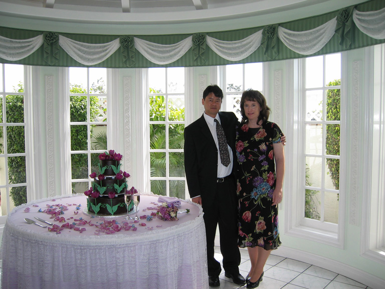 Daddy and Maggie check out the cake!