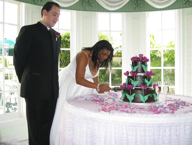 Mommy cuts the cake!