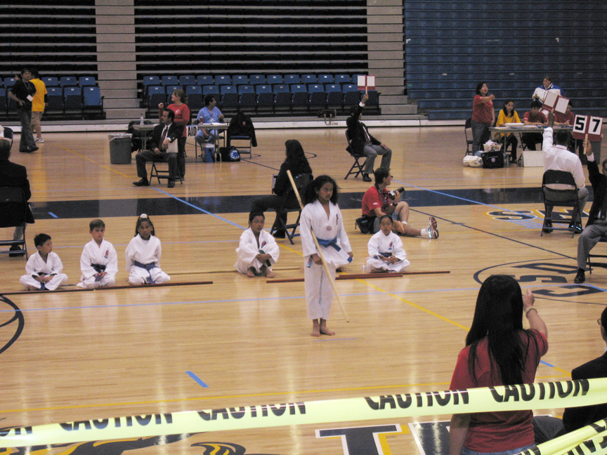 The judges give Mari her kobudo score!