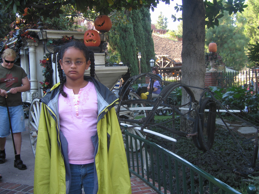 Mari checks out The Haunted Mansion!